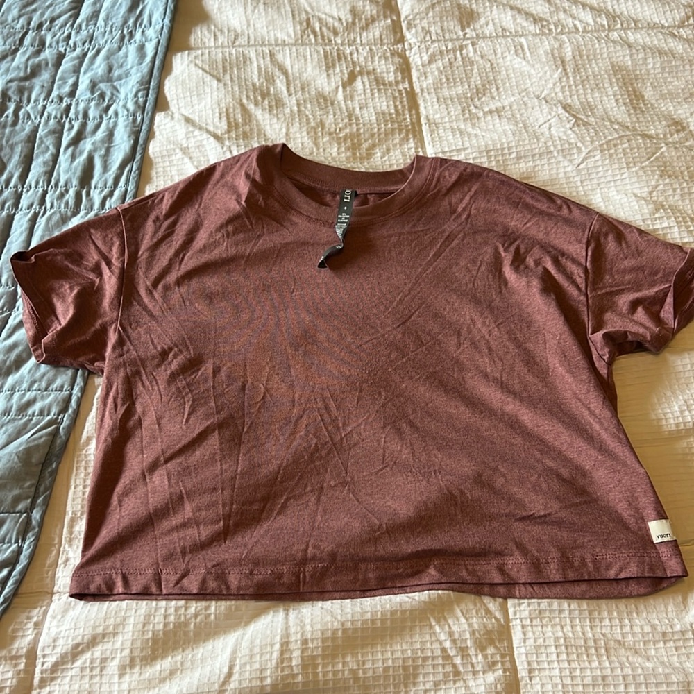 Vuori loose fit crop top never worn but no tags